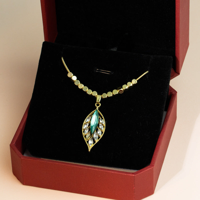 Stylish Shiny Leaf Pendant Necklace