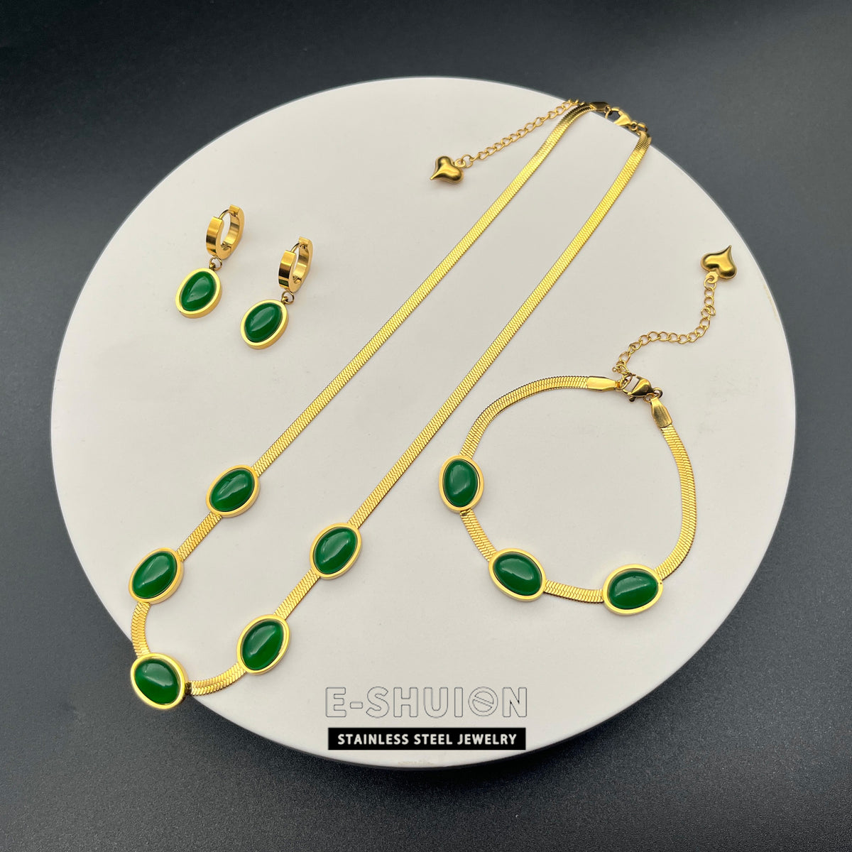 Retro shaped emerald necklace set