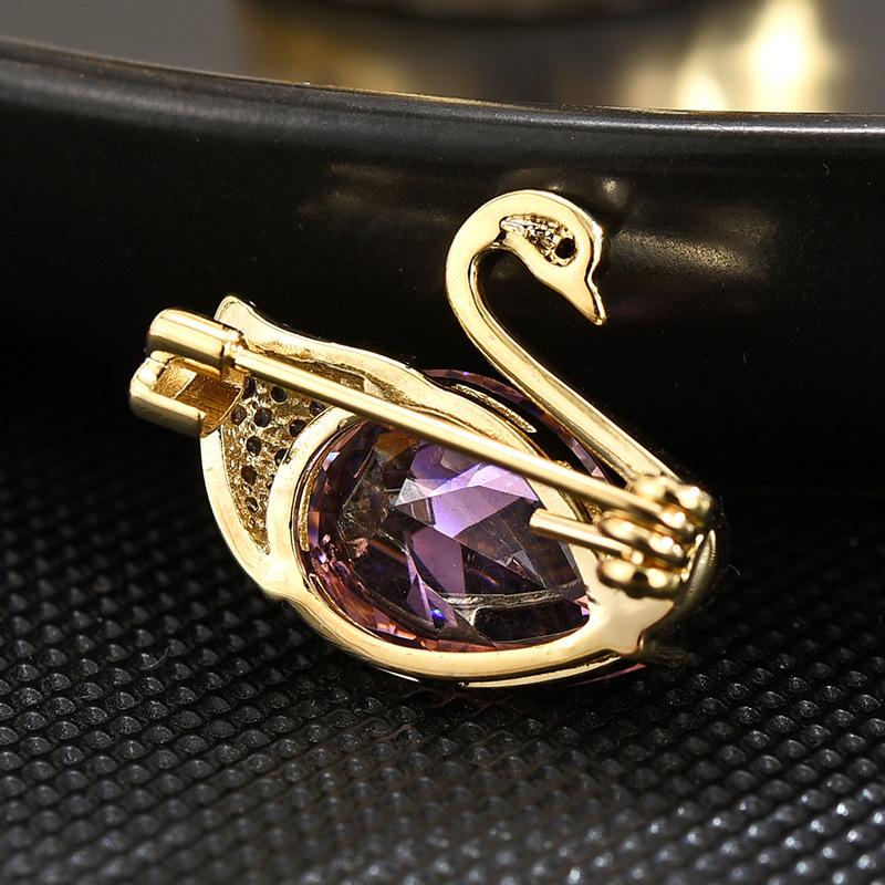 New fashionable and versatile pink swan brooch, high-end anti-exposure pin, lapel pin, high-end corsage clothing accessories