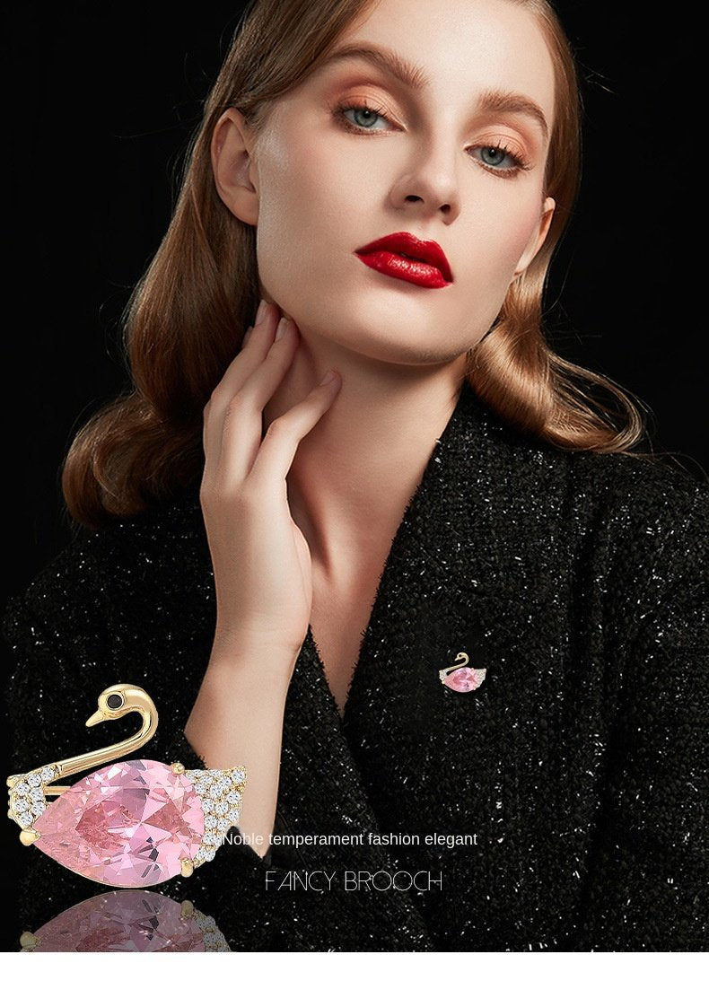 New fashionable and versatile pink swan brooch, high-end anti-exposure pin, lapel pin, high-end corsage clothing accessories